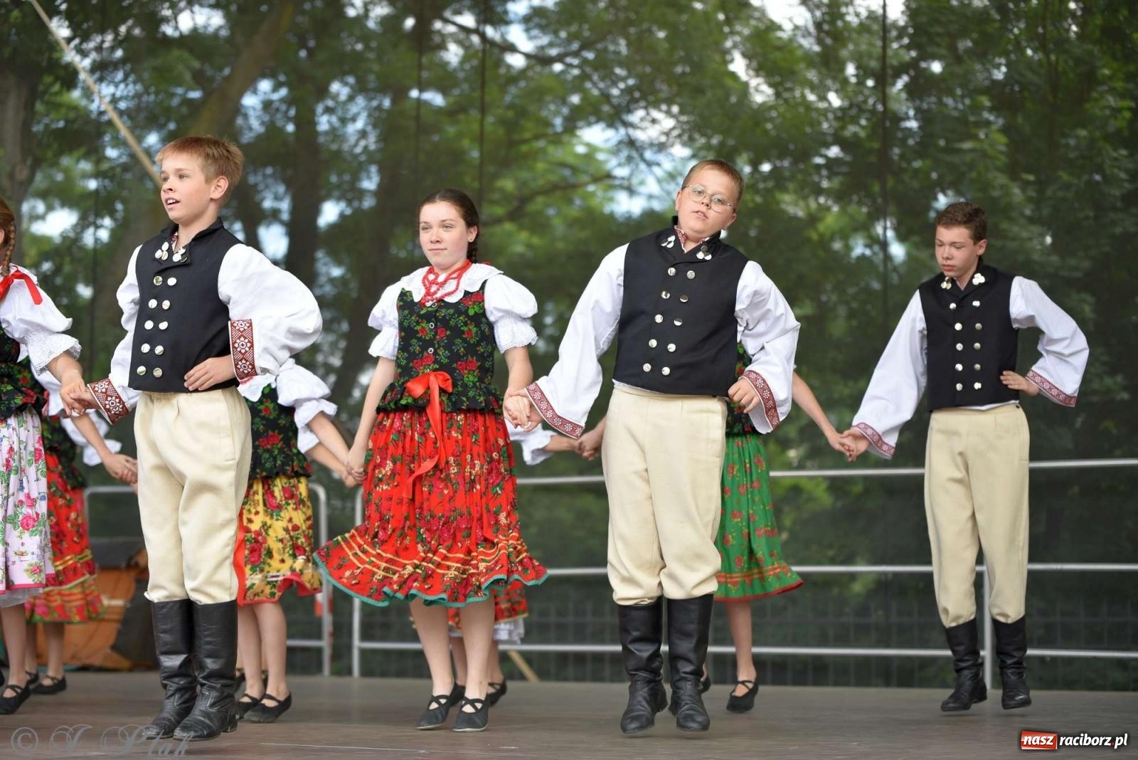 Zdjęcie w galerii na portalu naszraciborz.pl: Międzynarodowe święto folkloru na raciborskim zamku wiadomości z regionu