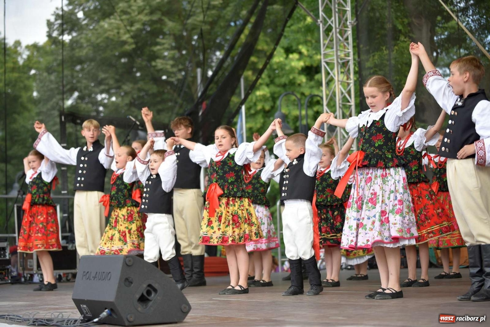 Zdjęcie w galerii na portalu naszraciborz.pl: Międzynarodowe święto folkloru na raciborskim zamku wiadomości z regionu