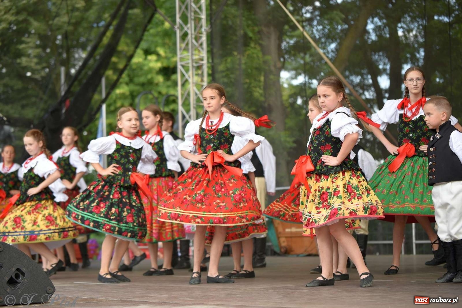 Zdjęcie w galerii na portalu naszraciborz.pl: Międzynarodowe święto folkloru na raciborskim zamku wiadomości z regionu
