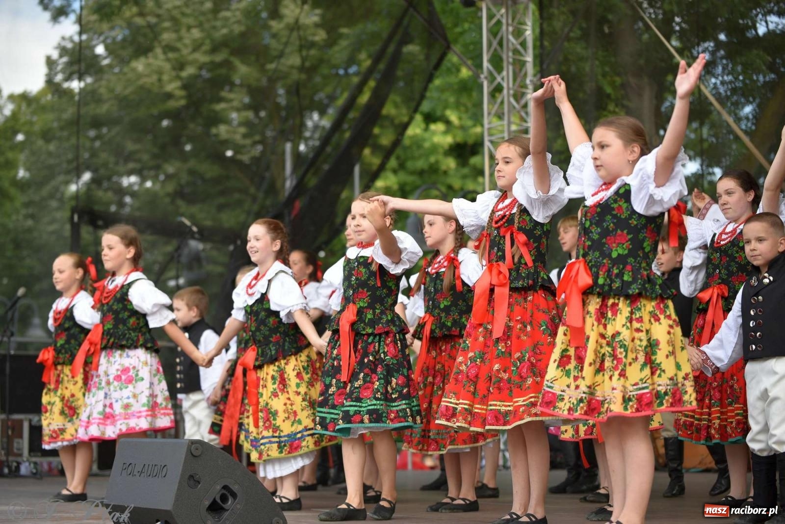 Zdjęcie w galerii na portalu naszraciborz.pl: Międzynarodowe święto folkloru na raciborskim zamku wiadomości z regionu
