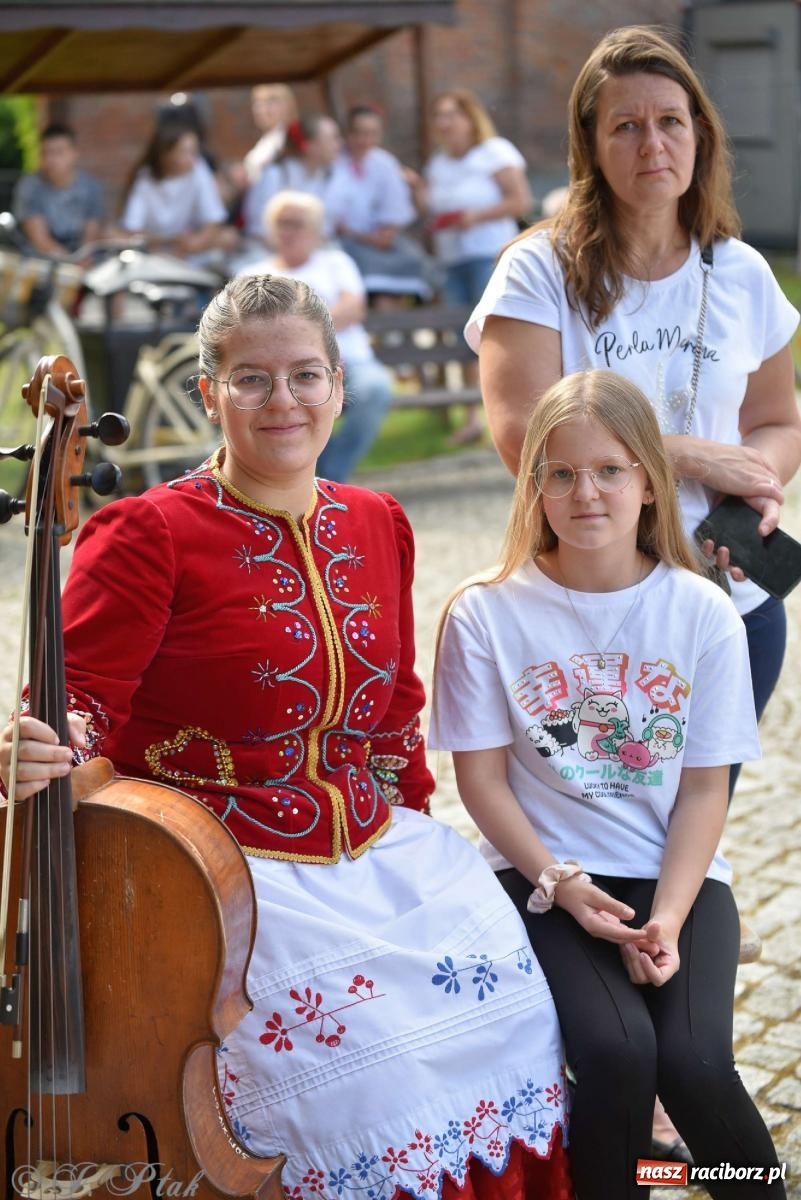 Zdjęcie w galerii na portalu naszraciborz.pl: Międzynarodowe święto folkloru na raciborskim zamku wiadomości z regionu