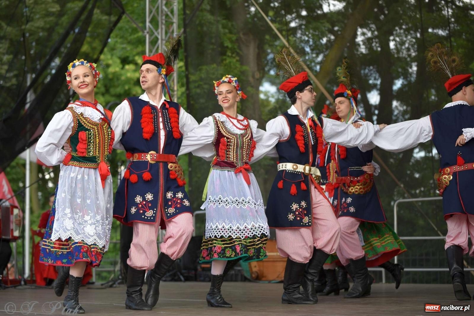Zdjęcie w galerii na portalu naszraciborz.pl: Międzynarodowe święto folkloru na raciborskim zamku wiadomości z regionu