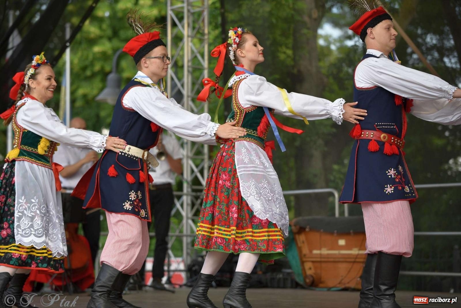 Zdjęcie w galerii na portalu naszraciborz.pl: Międzynarodowe święto folkloru na raciborskim zamku wiadomości z regionu