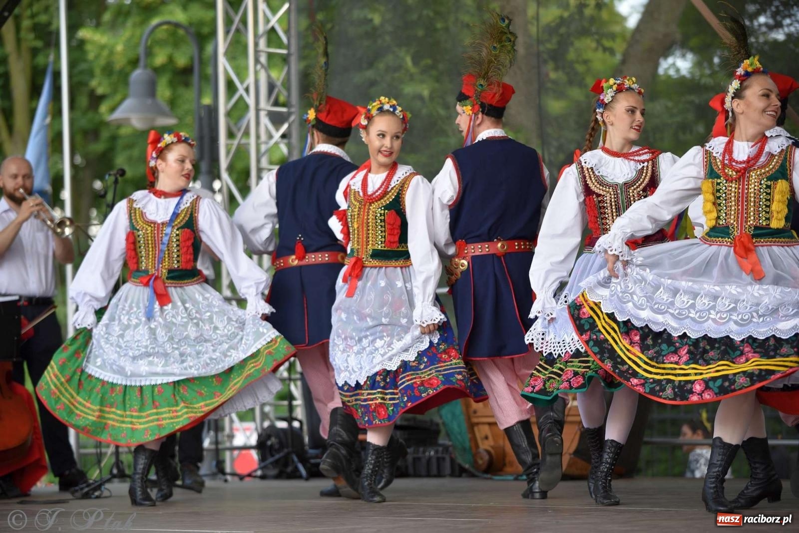 Zdjęcie w galerii na portalu naszraciborz.pl: Międzynarodowe święto folkloru na raciborskim zamku wiadomości z regionu