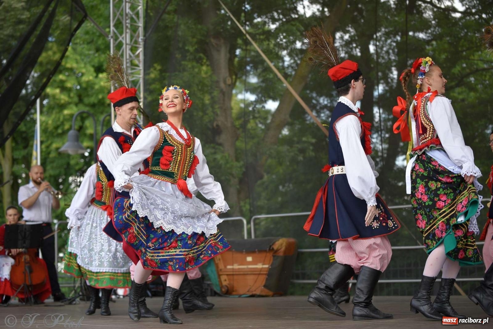 Zdjęcie w galerii na portalu naszraciborz.pl: Międzynarodowe święto folkloru na raciborskim zamku wiadomości z regionu