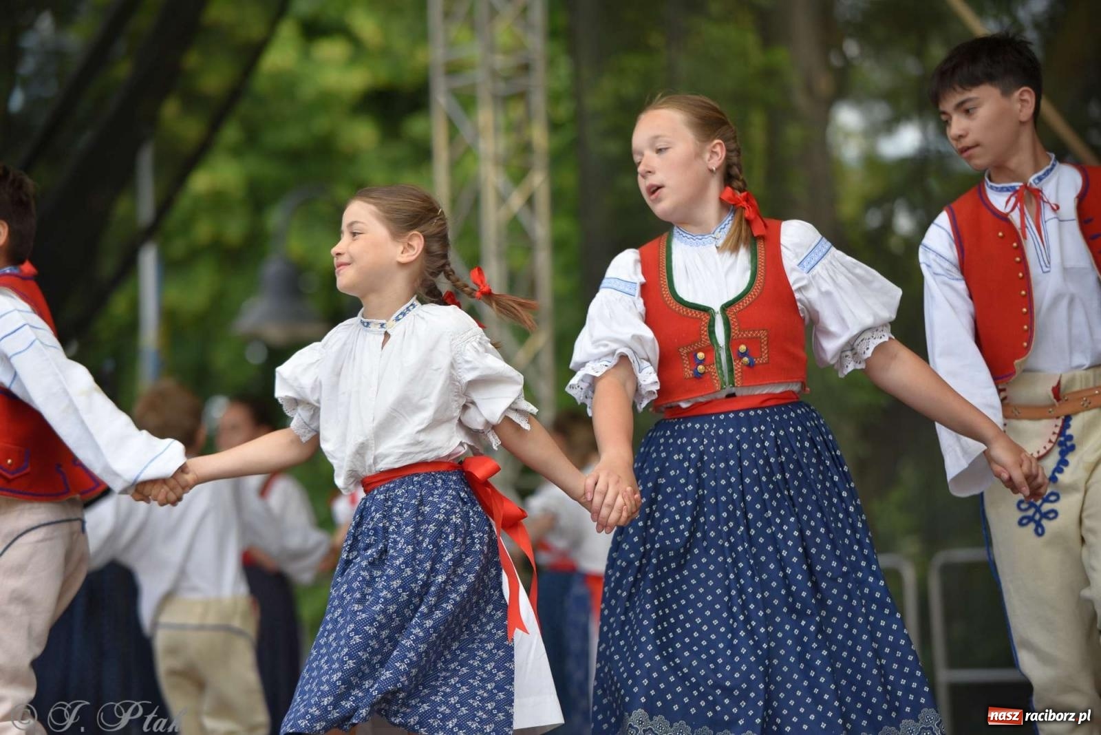Zdjęcie w galerii na portalu naszraciborz.pl: Międzynarodowe święto folkloru na raciborskim zamku wiadomości z regionu