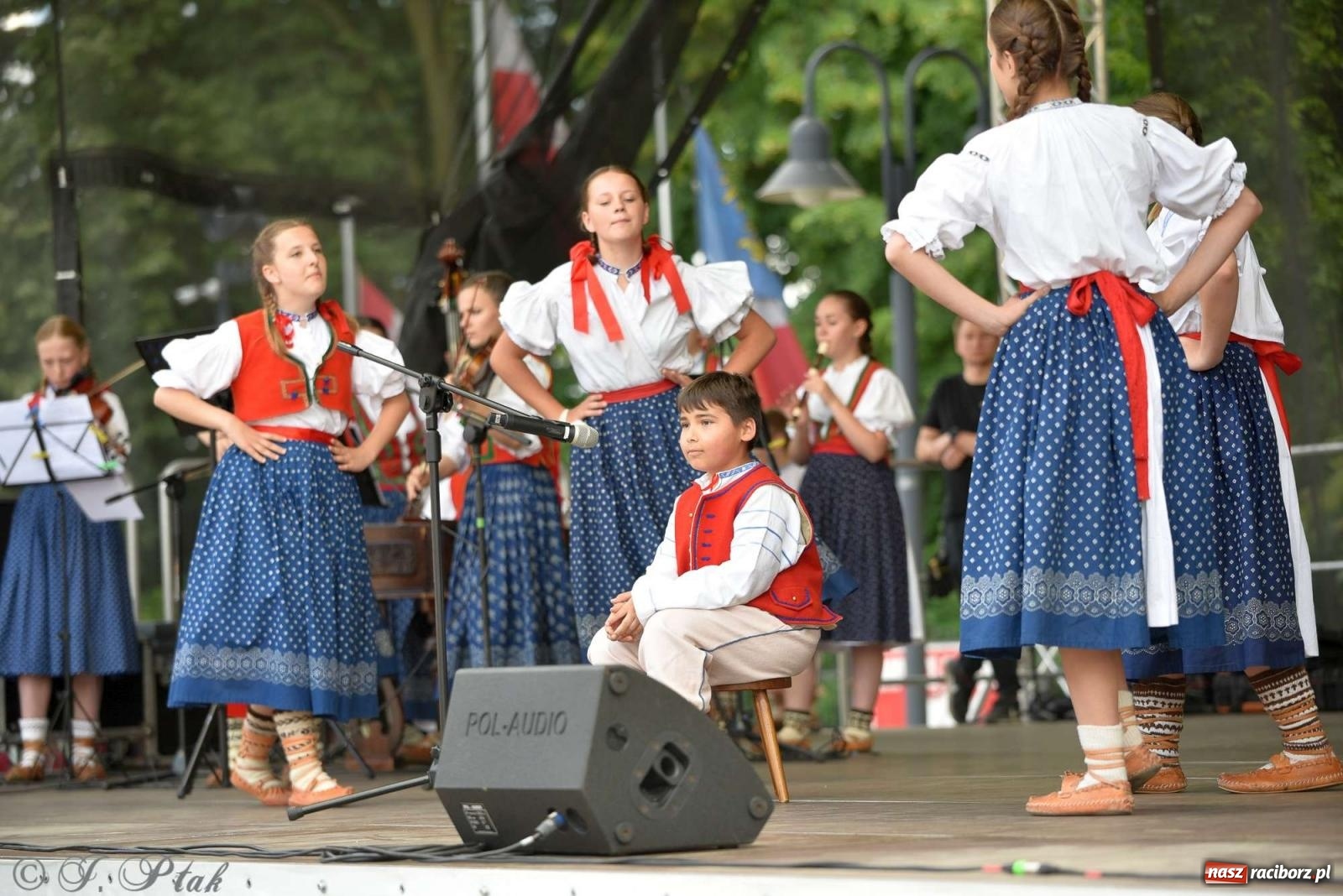 Zdjęcie w galerii na portalu naszraciborz.pl: Międzynarodowe święto folkloru na raciborskim zamku wiadomości z regionu