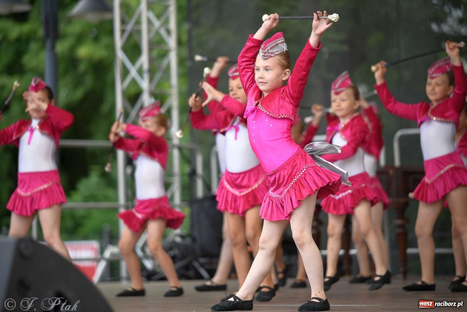 Zdjęcie w galerii na portalu naszraciborz.pl: Międzynarodowe święto folkloru na raciborskim zamku wiadomości z regionu