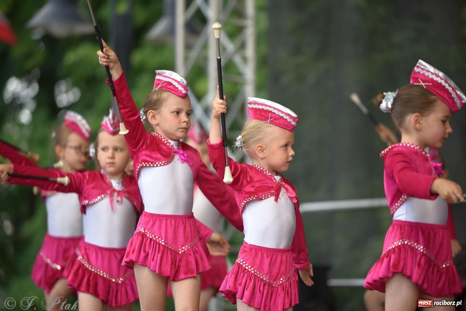 Zdjęcie w galerii na portalu naszraciborz.pl: Międzynarodowe święto folkloru na raciborskim zamku wiadomości z regionu