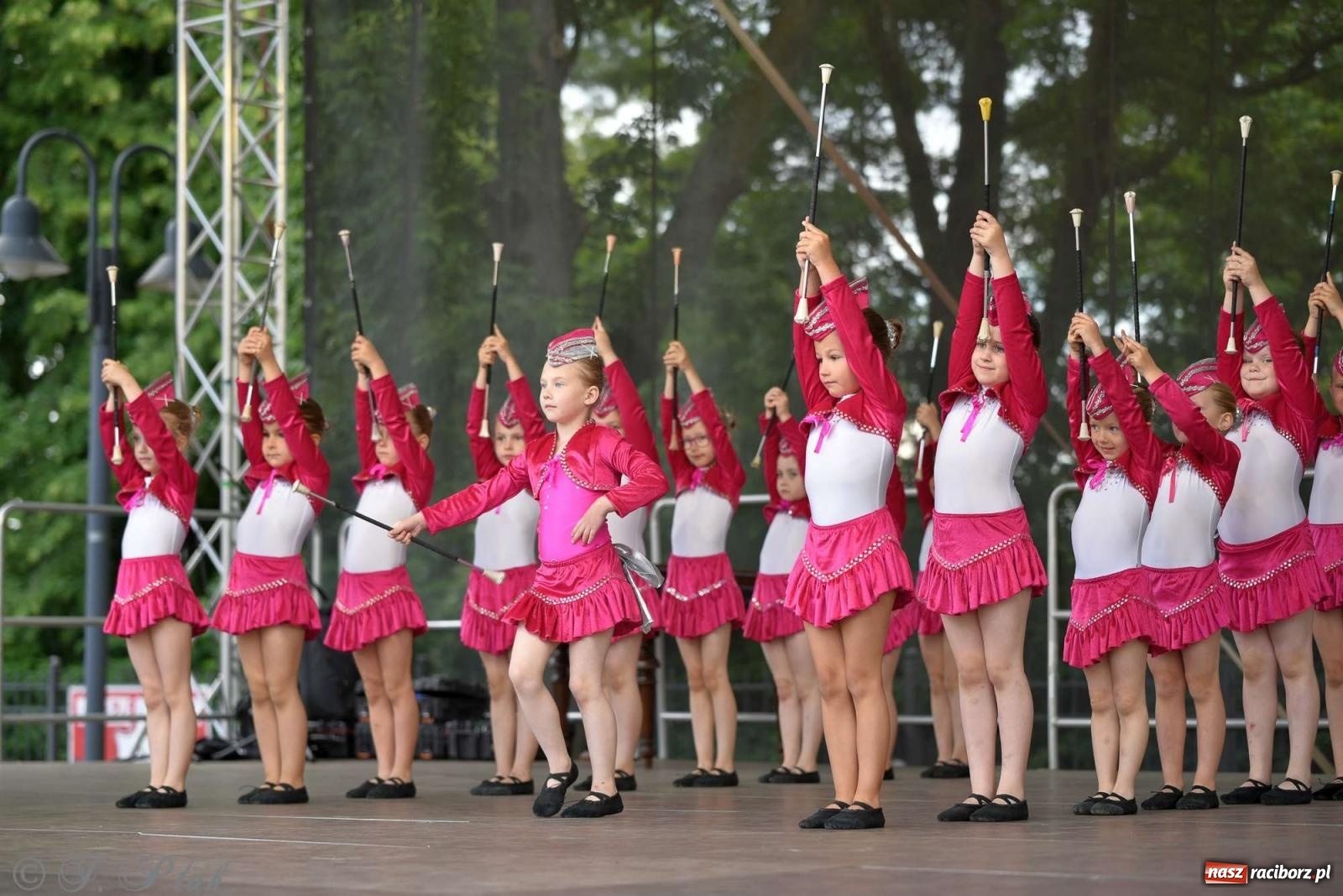 Zdjęcie w galerii na portalu naszraciborz.pl: Międzynarodowe święto folkloru na raciborskim zamku wiadomości z regionu