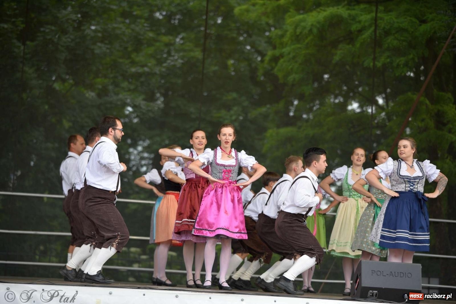Zdjęcie w galerii na portalu naszraciborz.pl: Międzynarodowe święto folkloru na raciborskim zamku wiadomości z regionu