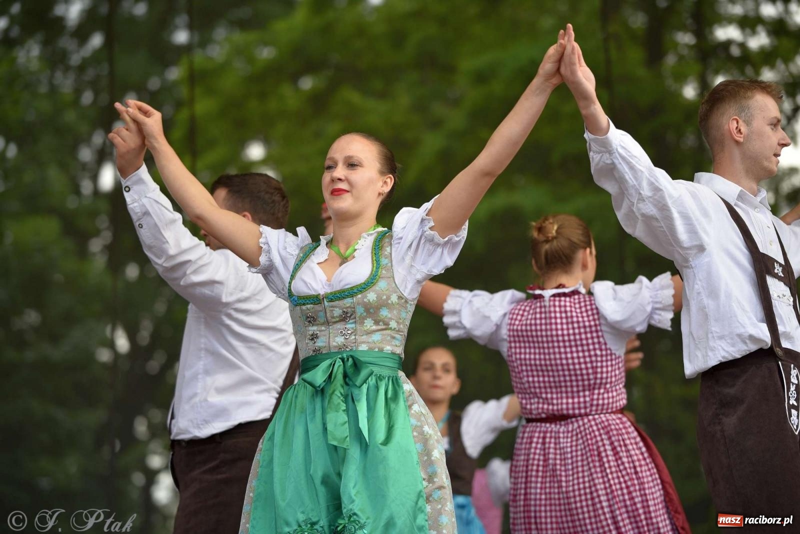 Zdjęcie w galerii na portalu naszraciborz.pl: Międzynarodowe święto folkloru na raciborskim zamku wiadomości z regionu