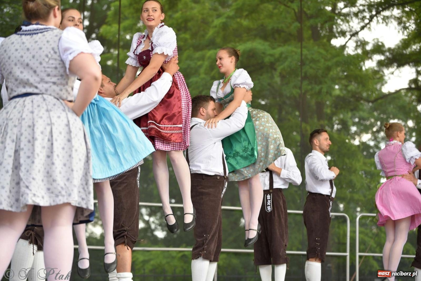 Zdjęcie w galerii na portalu naszraciborz.pl: Międzynarodowe święto folkloru na raciborskim zamku wiadomości z regionu