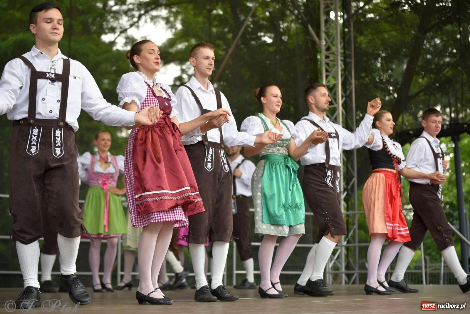 Zdjęcie w galerii na portalu naszraciborz.pl: Międzynarodowe święto folkloru na raciborskim zamku wiadomości z regionu