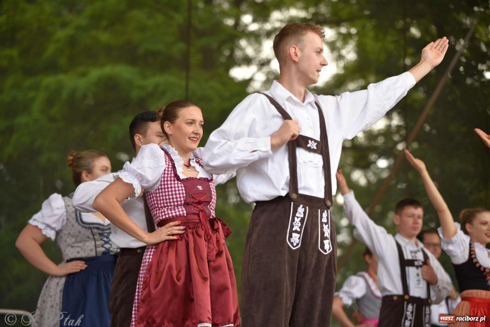 Zdjęcie w galerii na portalu naszraciborz.pl: Międzynarodowe święto folkloru na raciborskim zamku wiadomości z regionu