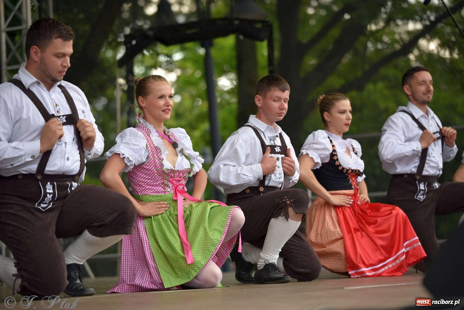 Zdjęcie w galerii na portalu naszraciborz.pl: Międzynarodowe święto folkloru na raciborskim zamku wiadomości z regionu