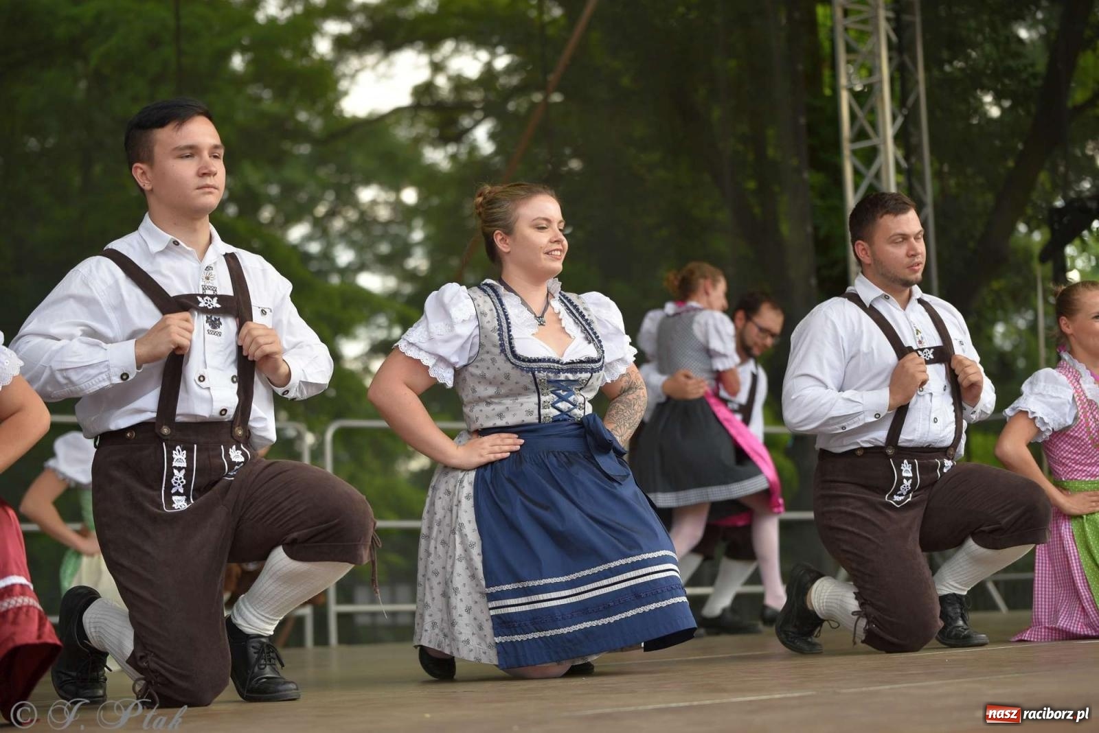 Zdjęcie w galerii na portalu naszraciborz.pl: Międzynarodowe święto folkloru na raciborskim zamku wiadomości z regionu