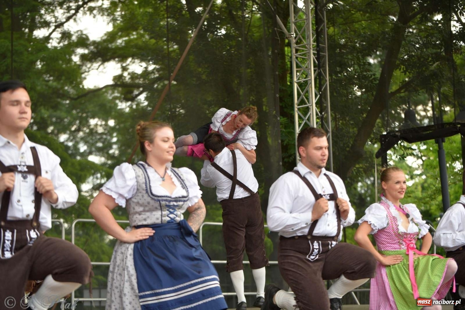 Zdjęcie w galerii na portalu naszraciborz.pl: Międzynarodowe święto folkloru na raciborskim zamku wiadomości z regionu