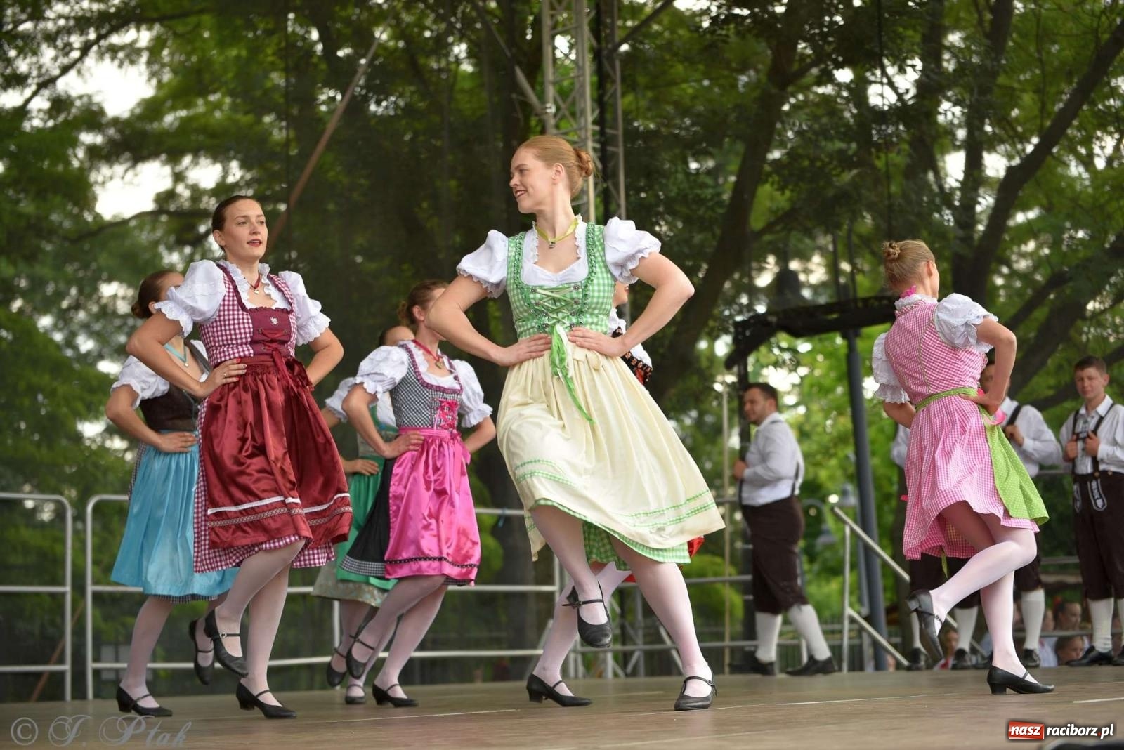 Zdjęcie w galerii na portalu naszraciborz.pl: Międzynarodowe święto folkloru na raciborskim zamku wiadomości z regionu