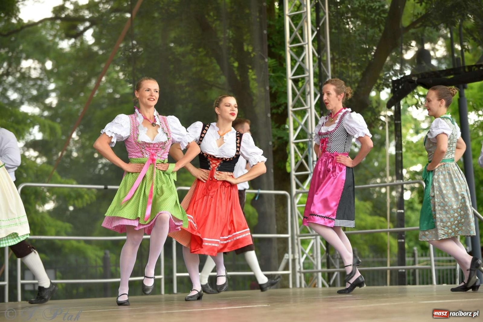 Zdjęcie w galerii na portalu naszraciborz.pl: Międzynarodowe święto folkloru na raciborskim zamku wiadomości z regionu