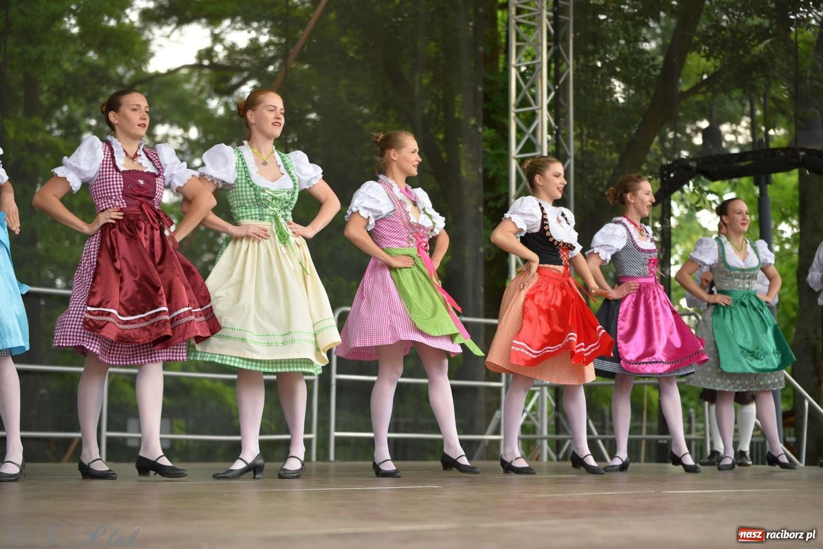 Zdjęcie w galerii na portalu naszraciborz.pl: Międzynarodowe święto folkloru na raciborskim zamku wiadomości z regionu