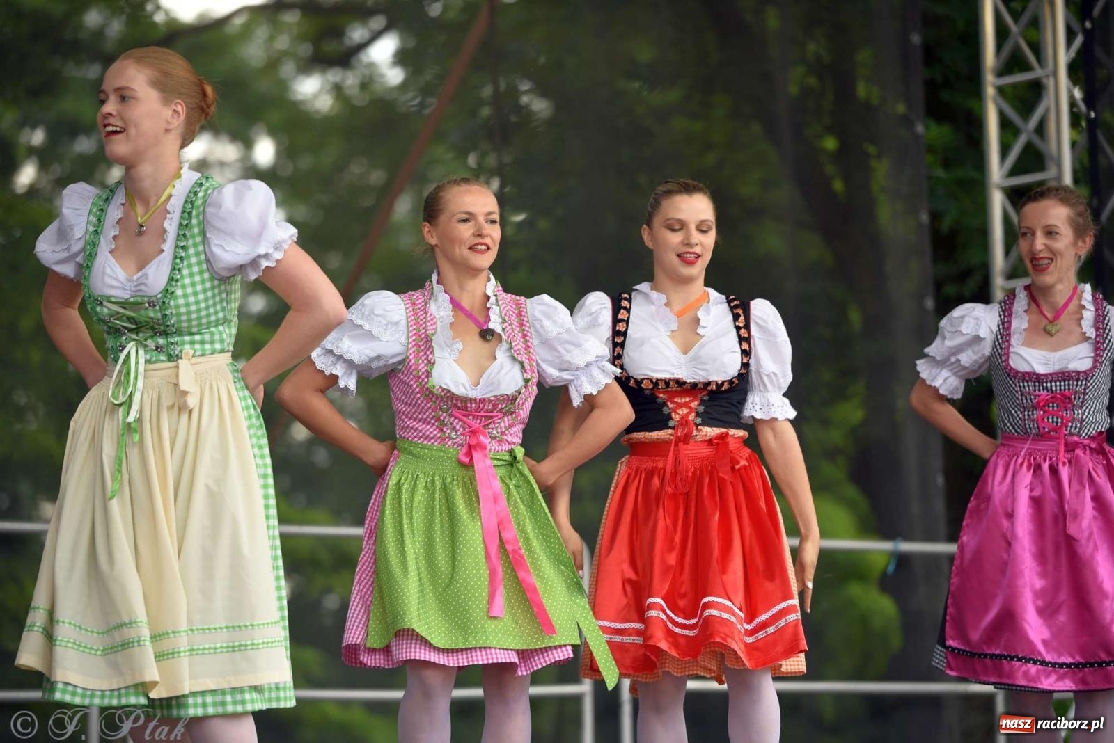 Zdjęcie w galerii na portalu naszraciborz.pl: Międzynarodowe święto folkloru na raciborskim zamku wiadomości z regionu