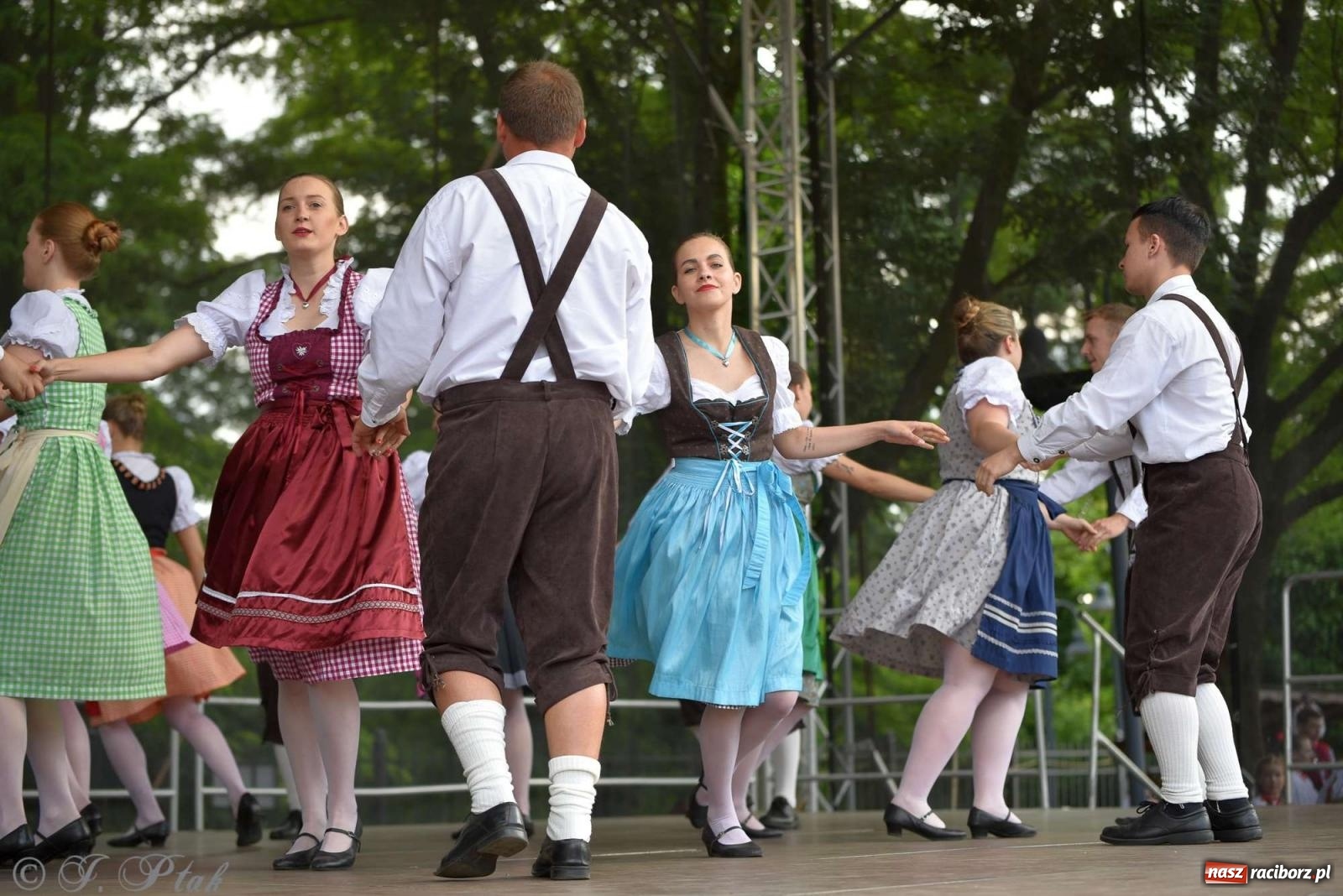 Zdjęcie w galerii na portalu naszraciborz.pl: Międzynarodowe święto folkloru na raciborskim zamku wiadomości z regionu