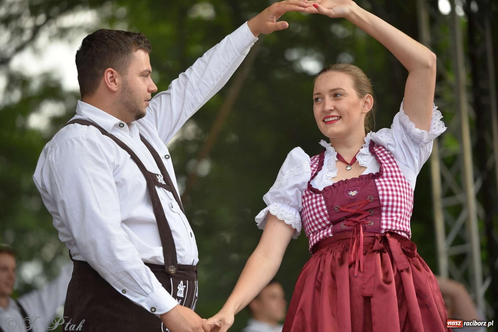 Zdjęcie w galerii na portalu naszraciborz.pl: Międzynarodowe święto folkloru na raciborskim zamku wiadomości z regionu