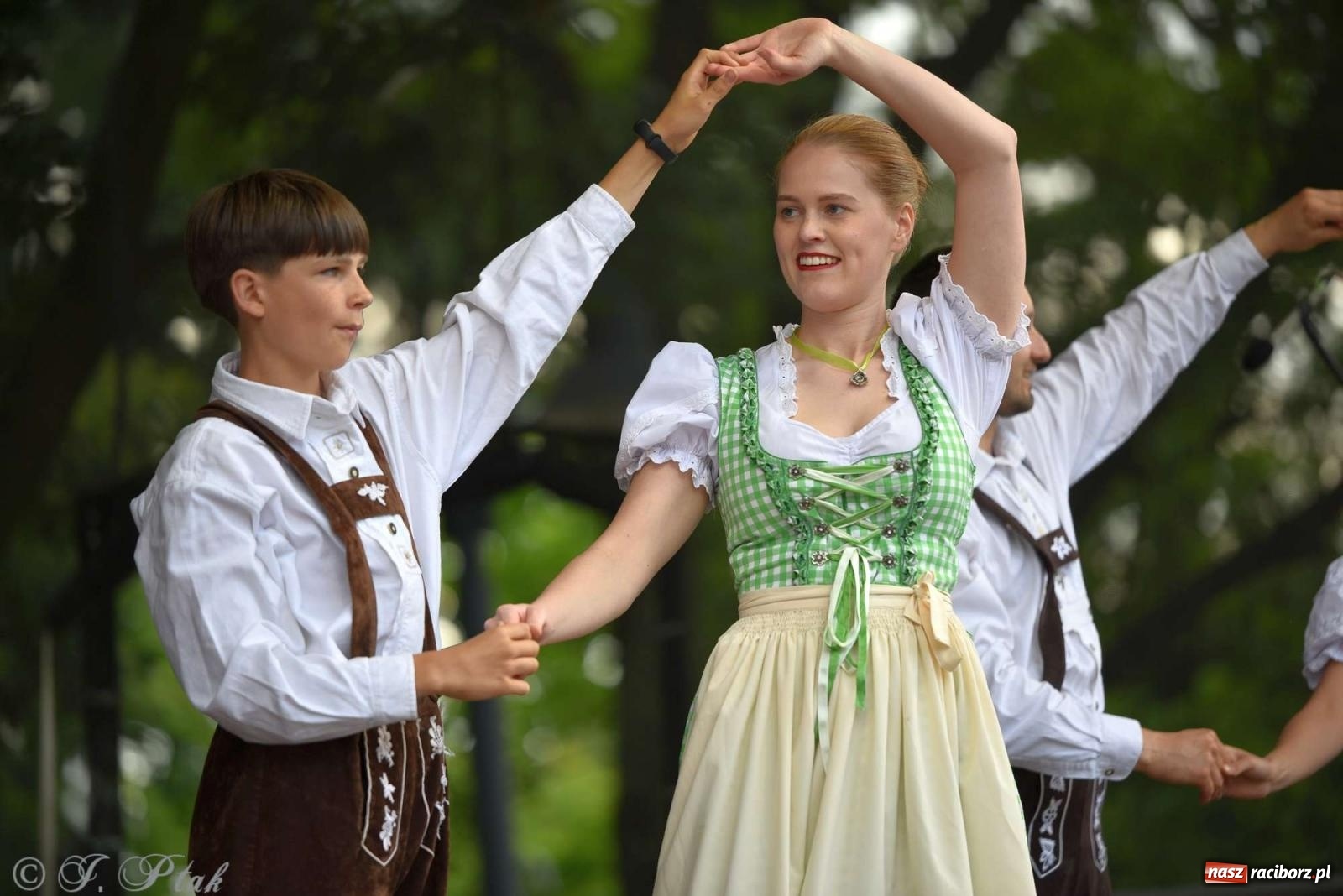 Zdjęcie w galerii na portalu naszraciborz.pl: Międzynarodowe święto folkloru na raciborskim zamku wiadomości z regionu