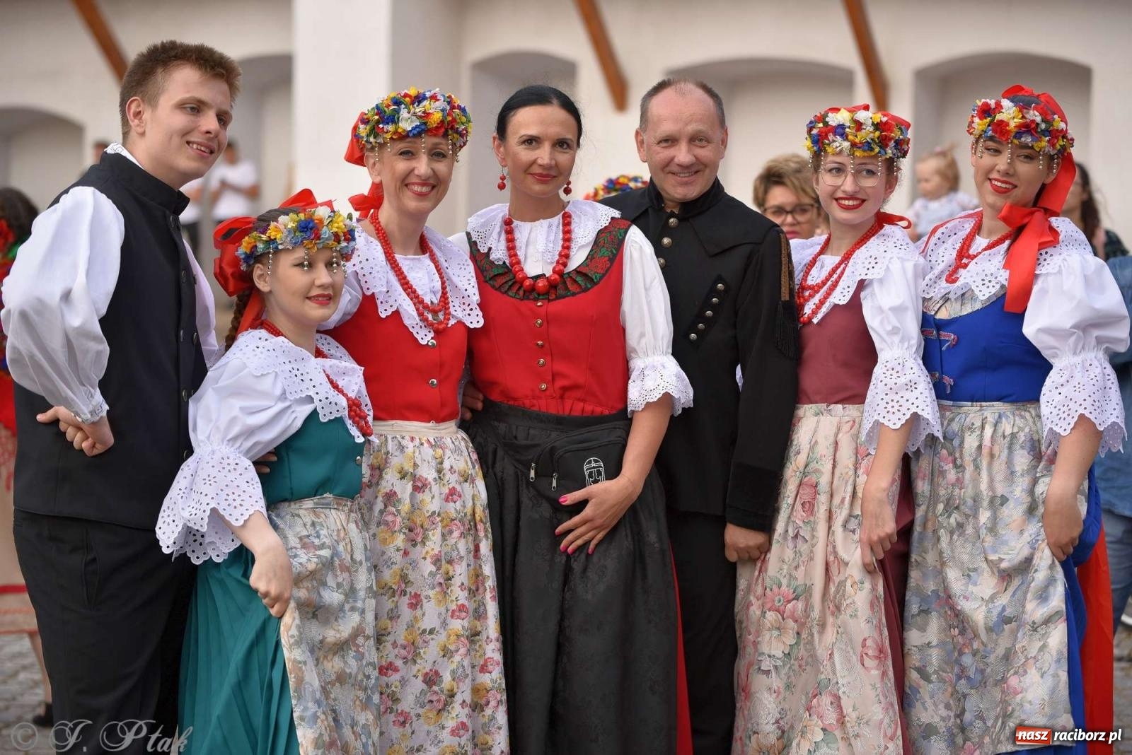 Zdjęcie w galerii na portalu naszraciborz.pl: Międzynarodowe święto folkloru na raciborskim zamku wiadomości z regionu