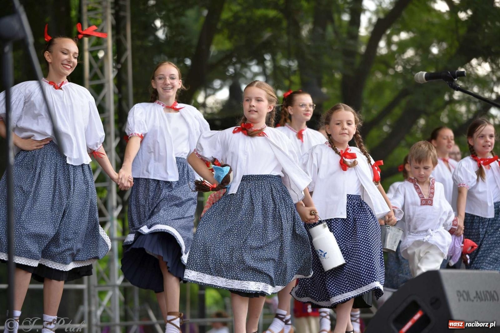 Zdjęcie w galerii na portalu naszraciborz.pl: Międzynarodowe święto folkloru na raciborskim zamku wiadomości z regionu