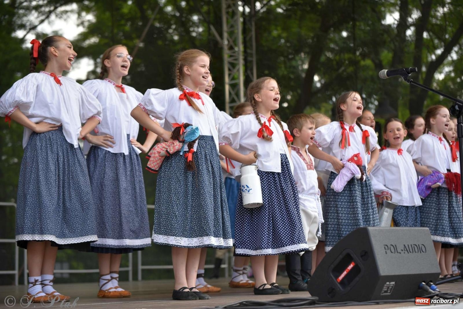 Zdjęcie w galerii na portalu naszraciborz.pl: Międzynarodowe święto folkloru na raciborskim zamku wiadomości z regionu