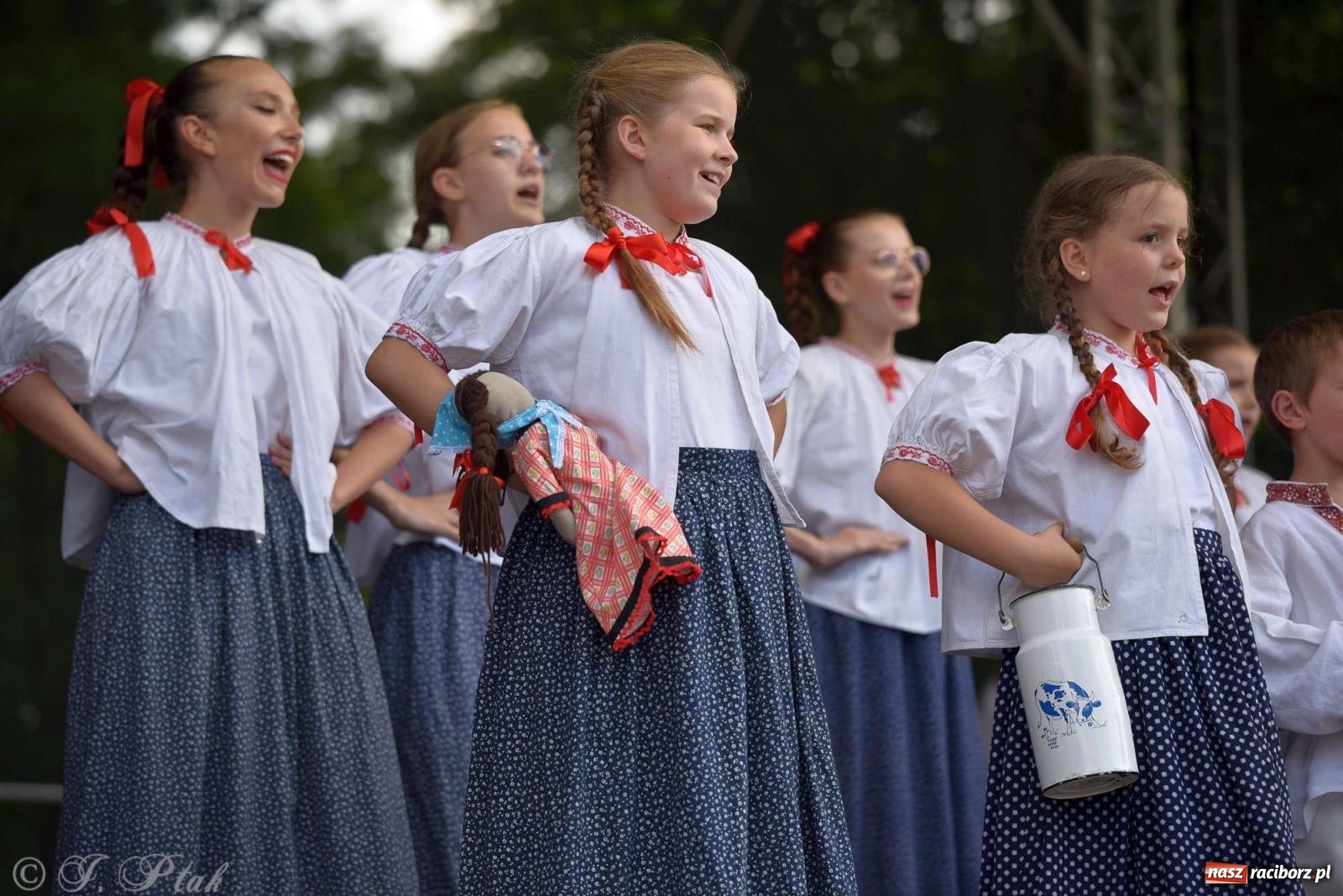 Zdjęcie w galerii na portalu naszraciborz.pl: Międzynarodowe święto folkloru na raciborskim zamku wiadomości z regionu