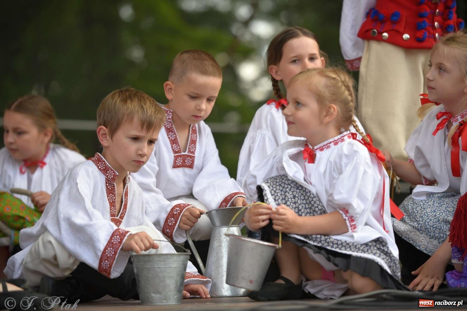 Zdjęcie w galerii na portalu naszraciborz.pl: Międzynarodowe święto folkloru na raciborskim zamku wiadomości z regionu