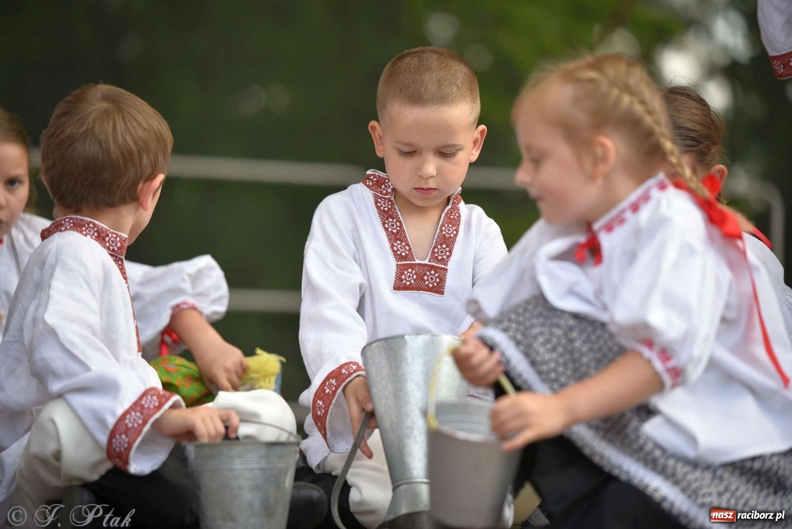 Zdjęcie w galerii na portalu naszraciborz.pl: Międzynarodowe święto folkloru na raciborskim zamku wiadomości z regionu