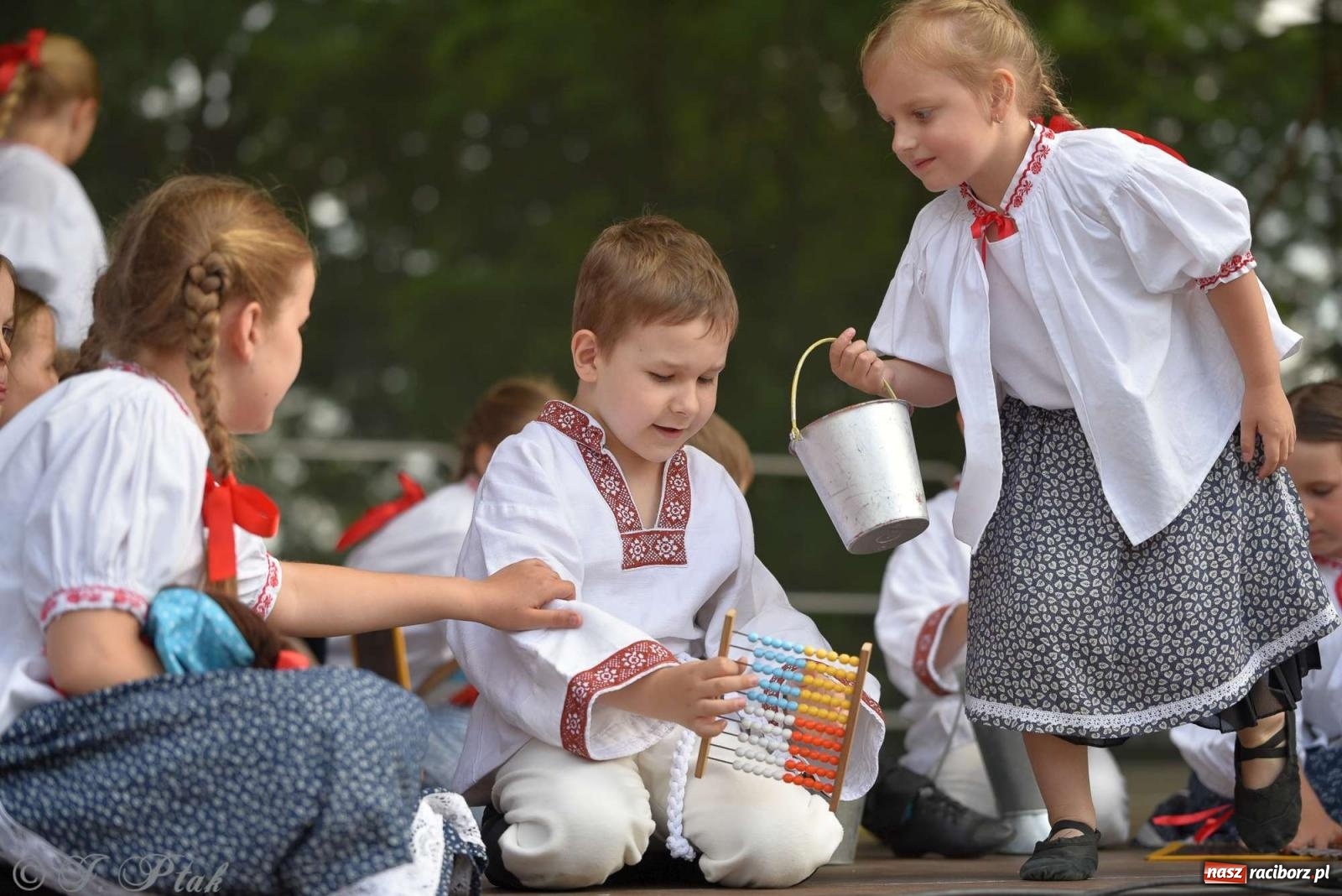 Zdjęcie w galerii na portalu naszraciborz.pl: Międzynarodowe święto folkloru na raciborskim zamku wiadomości z regionu
