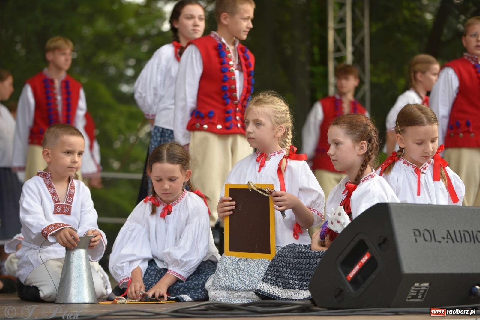 Zdjęcie w galerii na portalu naszraciborz.pl: Międzynarodowe święto folkloru na raciborskim zamku wiadomości z regionu