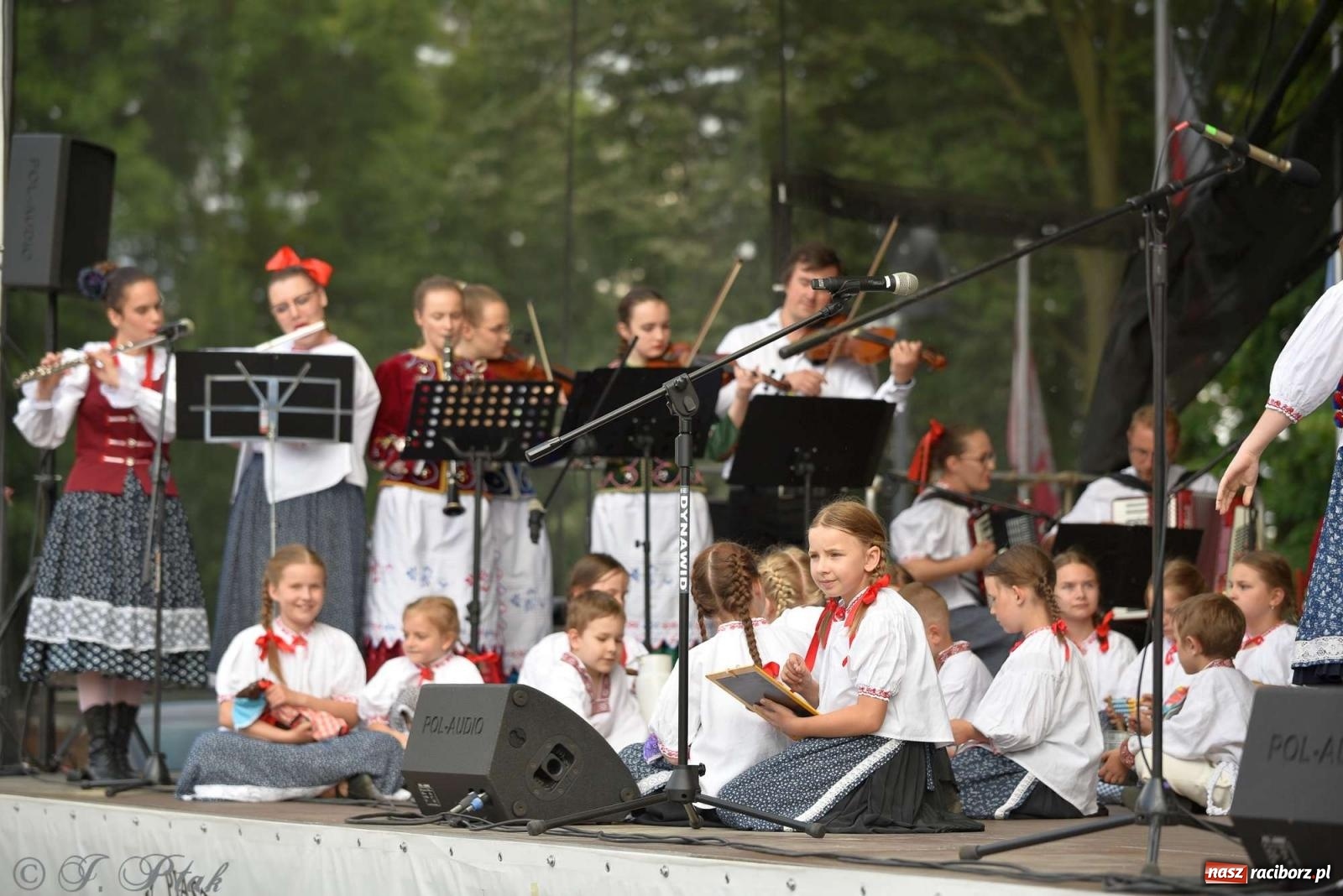 Zdjęcie w galerii na portalu naszraciborz.pl: Międzynarodowe święto folkloru na raciborskim zamku wiadomości z regionu