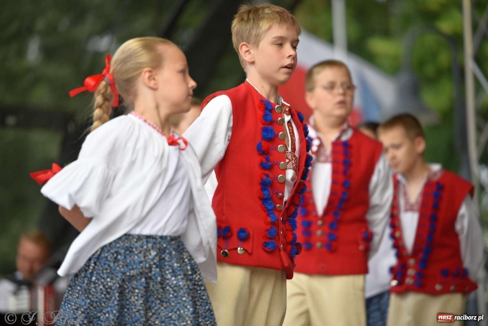 Zdjęcie w galerii na portalu naszraciborz.pl: Międzynarodowe święto folkloru na raciborskim zamku wiadomości z regionu