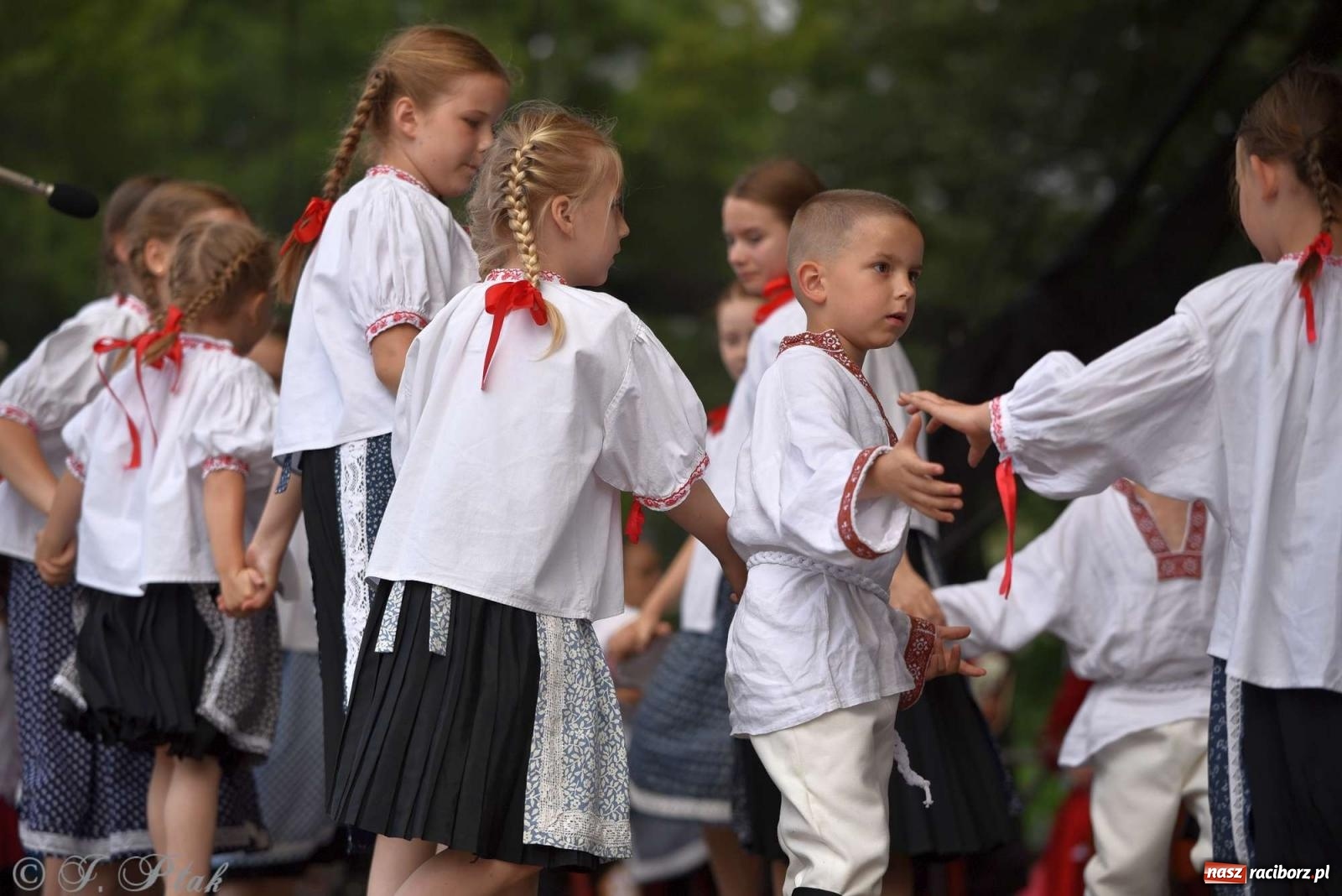 Zdjęcie w galerii na portalu naszraciborz.pl: Międzynarodowe święto folkloru na raciborskim zamku wiadomości z regionu