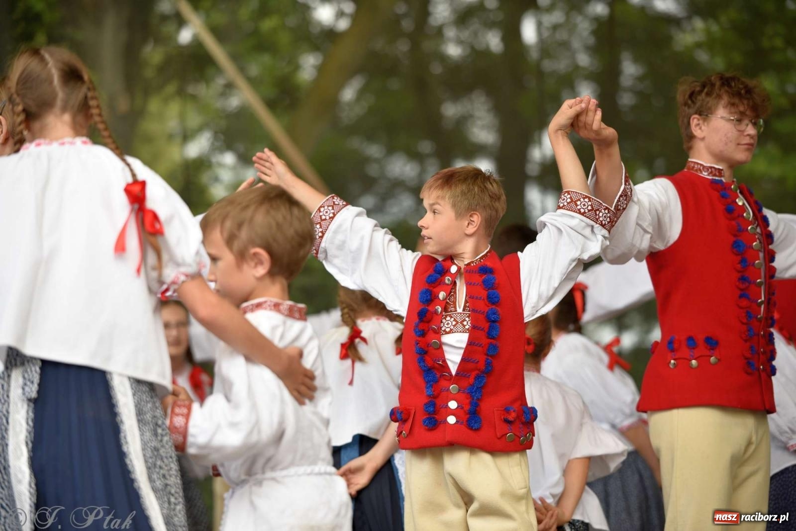Zdjęcie w galerii na portalu naszraciborz.pl: Międzynarodowe święto folkloru na raciborskim zamku wiadomości z regionu
