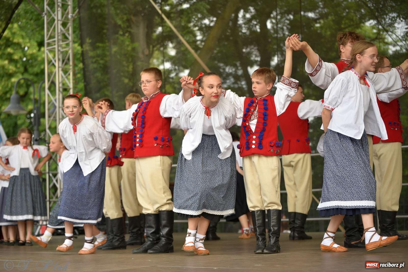 Zdjęcie w galerii na portalu naszraciborz.pl: Międzynarodowe święto folkloru na raciborskim zamku wiadomości z regionu