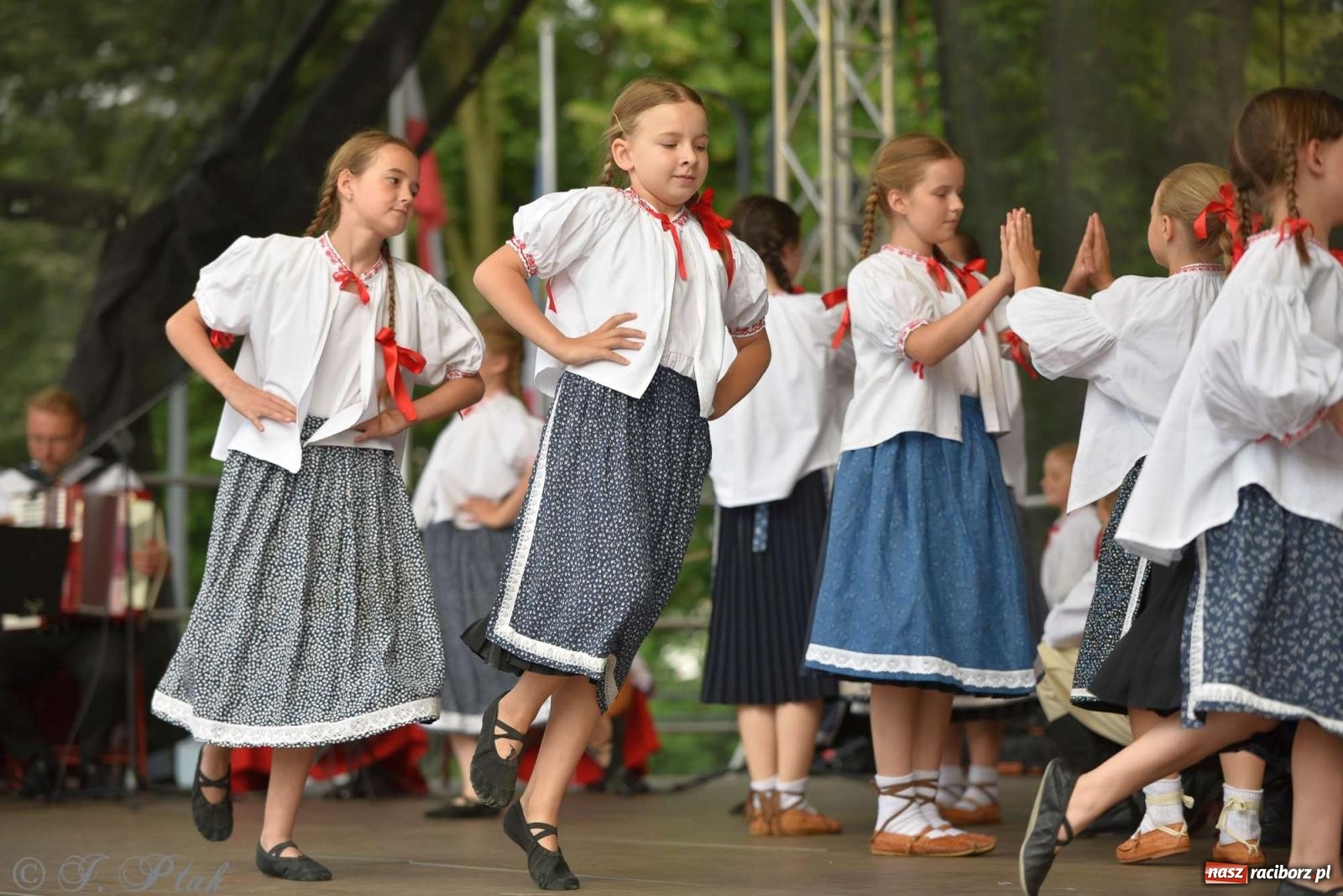 Zdjęcie w galerii na portalu naszraciborz.pl: Międzynarodowe święto folkloru na raciborskim zamku wiadomości z regionu