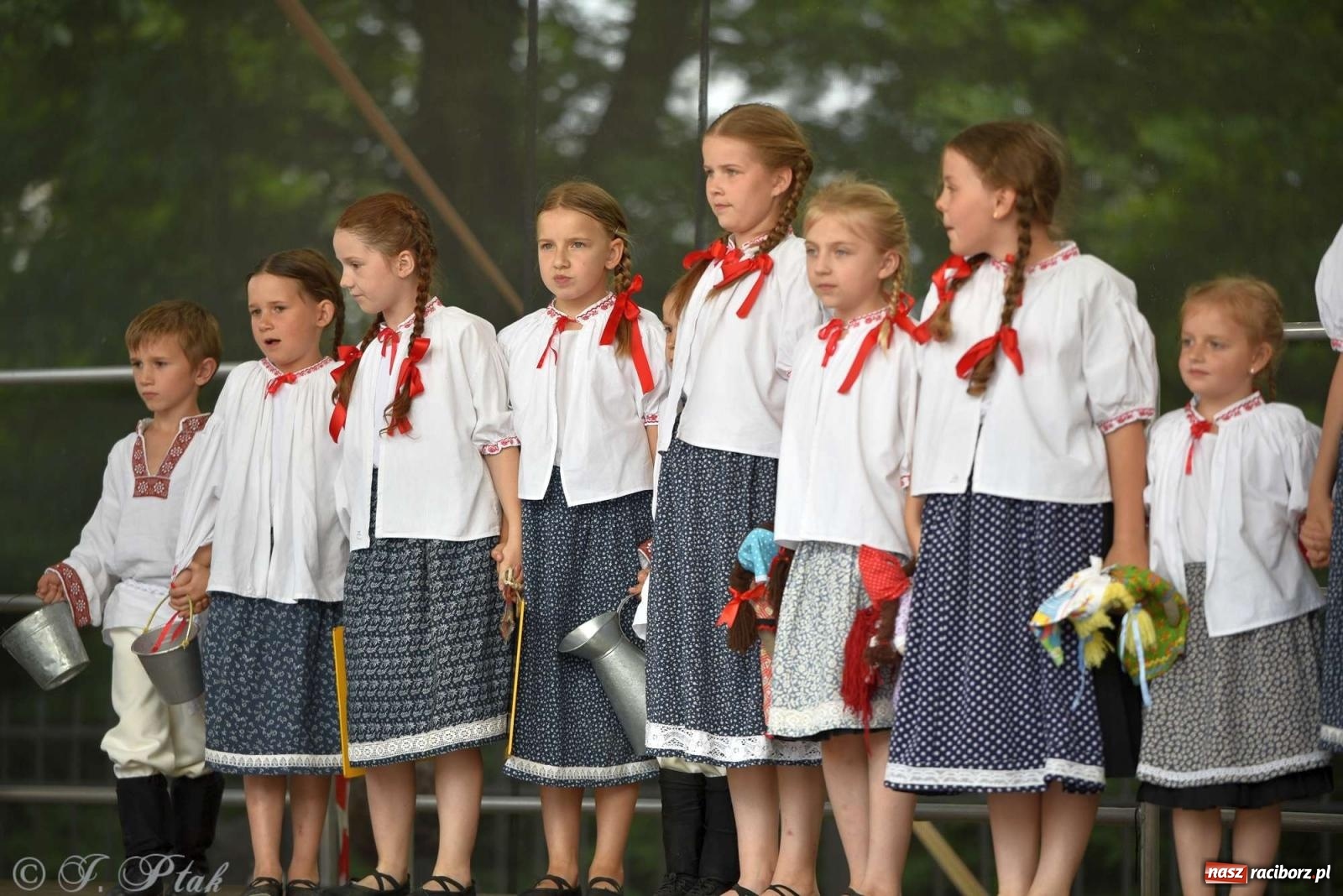 Zdjęcie w galerii na portalu naszraciborz.pl: Międzynarodowe święto folkloru na raciborskim zamku wiadomości z regionu