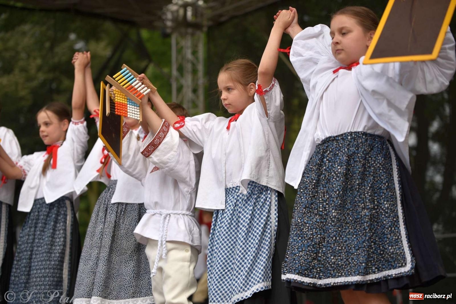 Zdjęcie w galerii na portalu naszraciborz.pl: Międzynarodowe święto folkloru na raciborskim zamku wiadomości z regionu