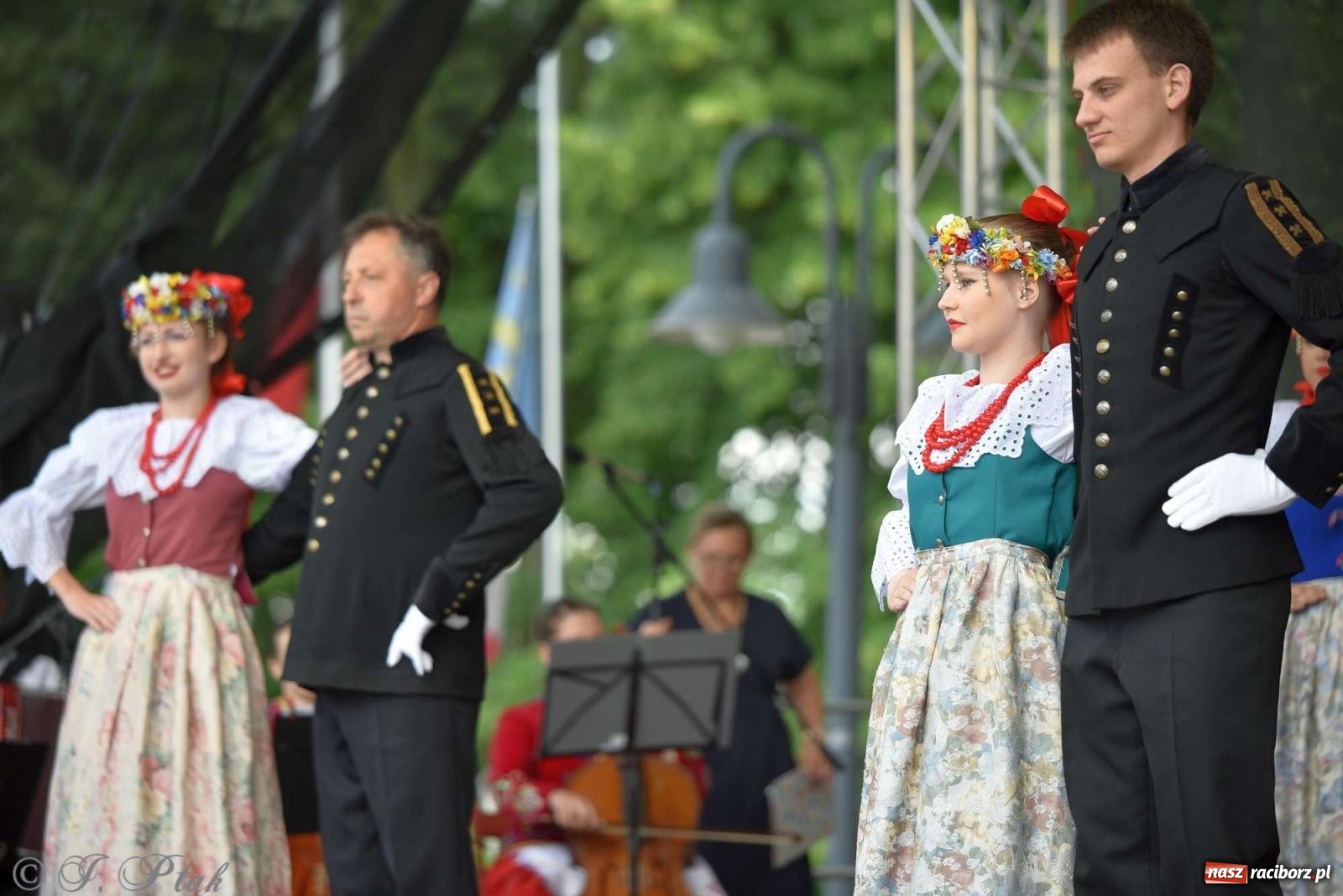 Zdjęcie w galerii na portalu naszraciborz.pl: Międzynarodowe święto folkloru na raciborskim zamku wiadomości z regionu