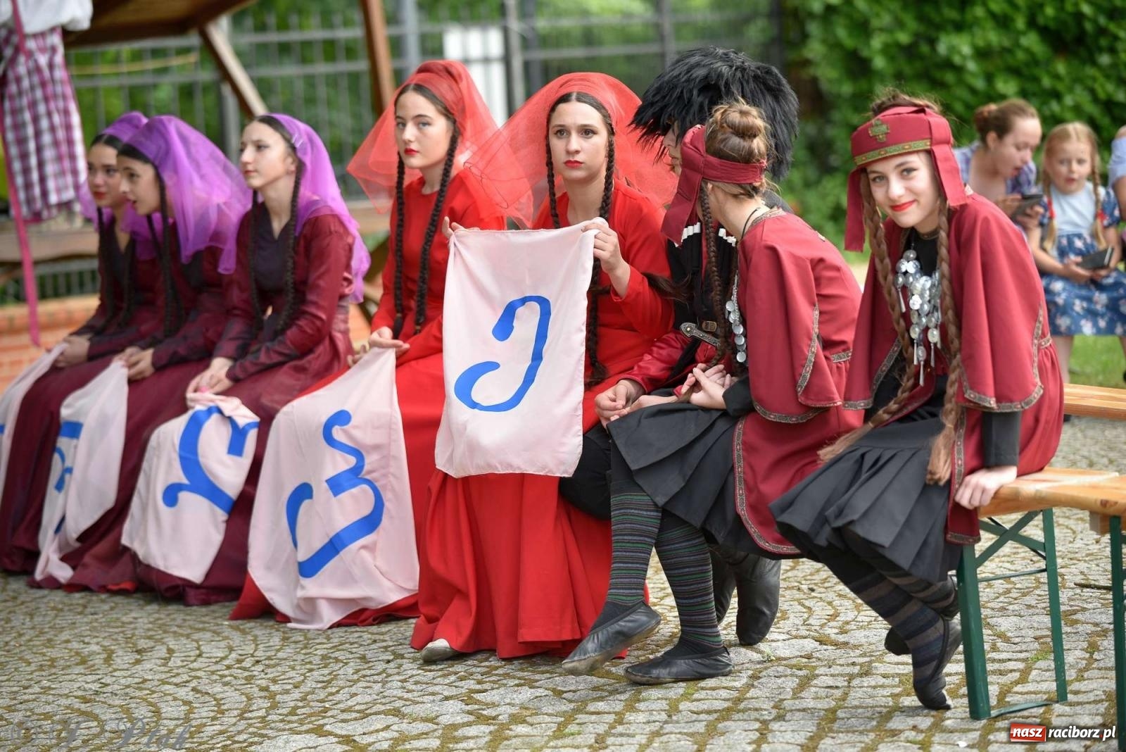 Zdjęcie w galerii na portalu naszraciborz.pl: Międzynarodowe święto folkloru na raciborskim zamku wiadomości z regionu