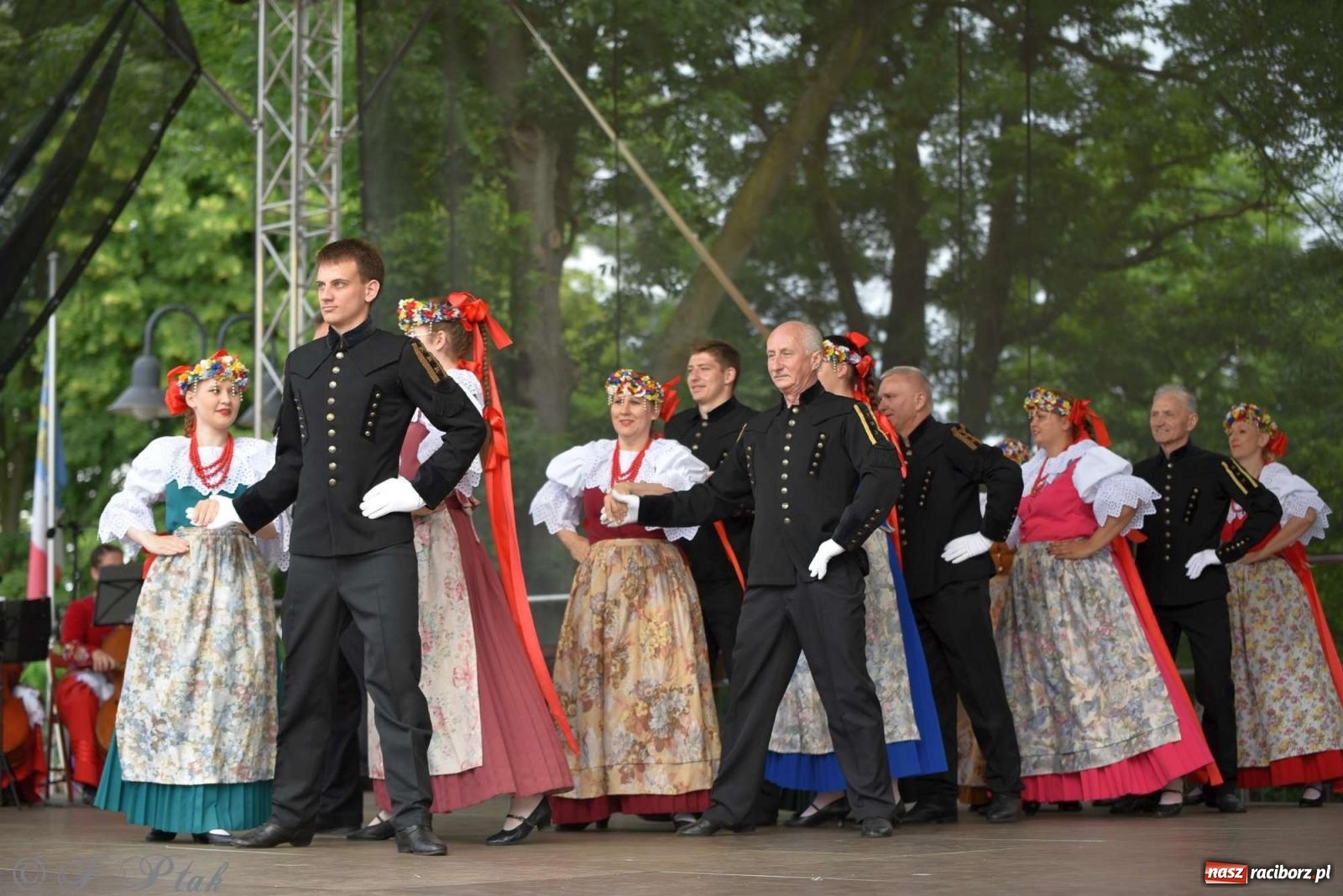 Zdjęcie w galerii na portalu naszraciborz.pl: Międzynarodowe święto folkloru na raciborskim zamku wiadomości z regionu