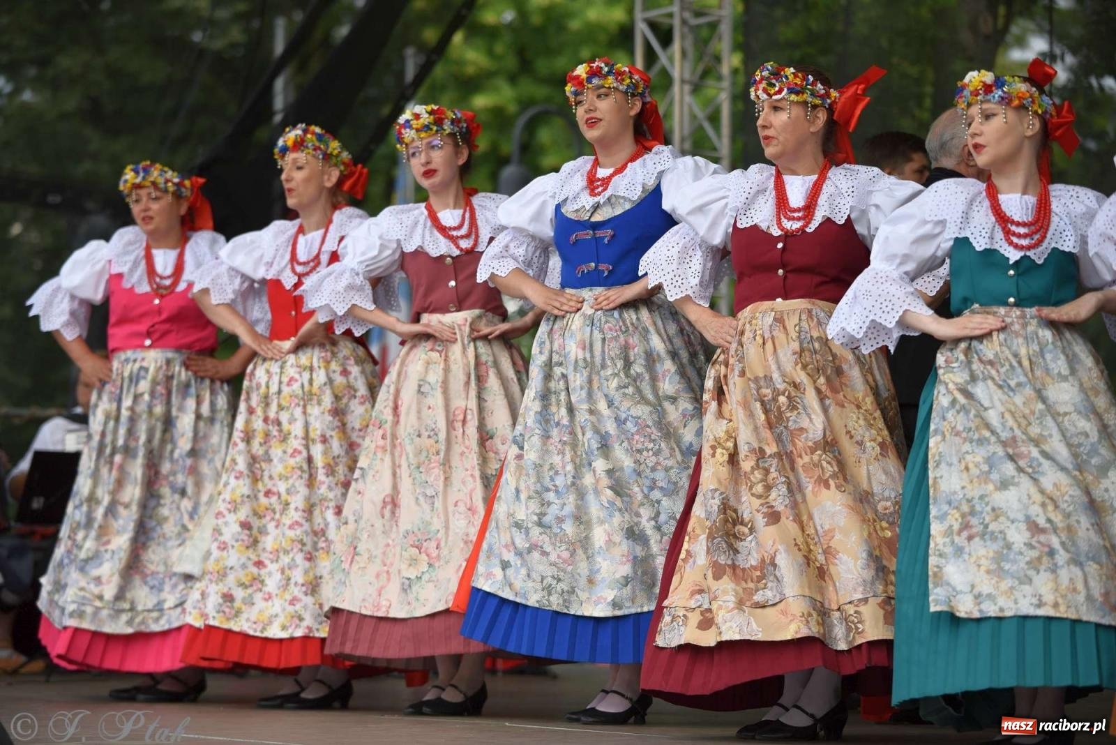 Zdjęcie w galerii na portalu naszraciborz.pl: Międzynarodowe święto folkloru na raciborskim zamku wiadomości z regionu