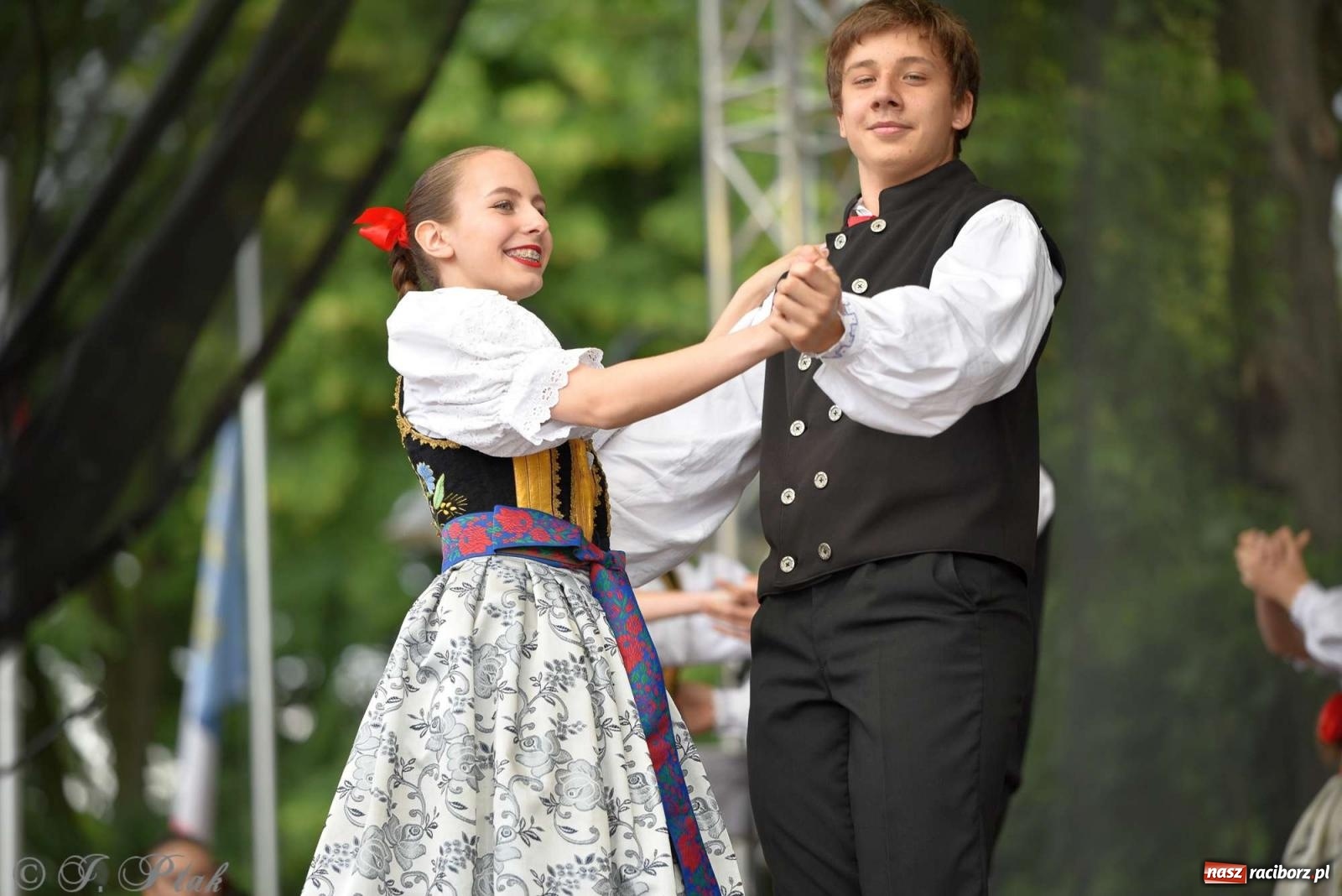 Zdjęcie w galerii na portalu naszraciborz.pl: Międzynarodowe święto folkloru na raciborskim zamku wiadomości z regionu